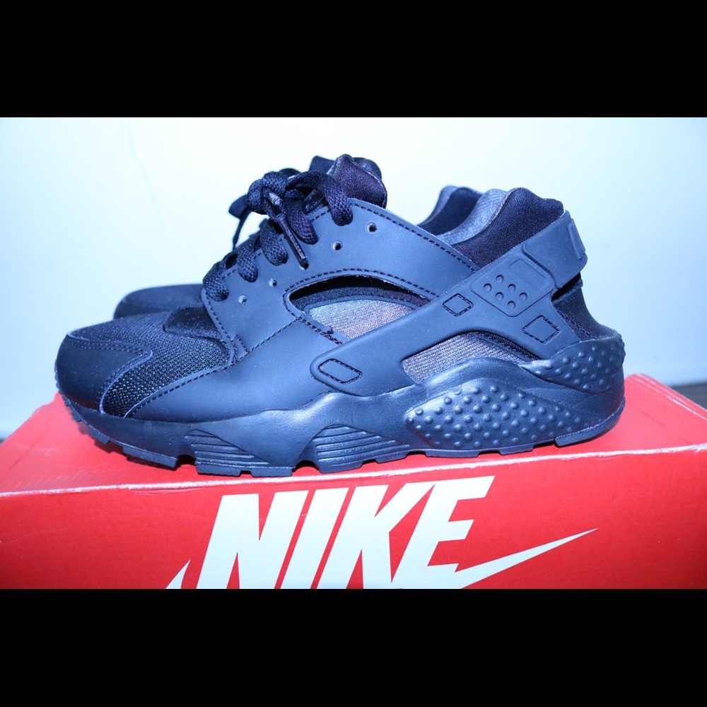 Black Nike Huarache Sneaker Kids size 7